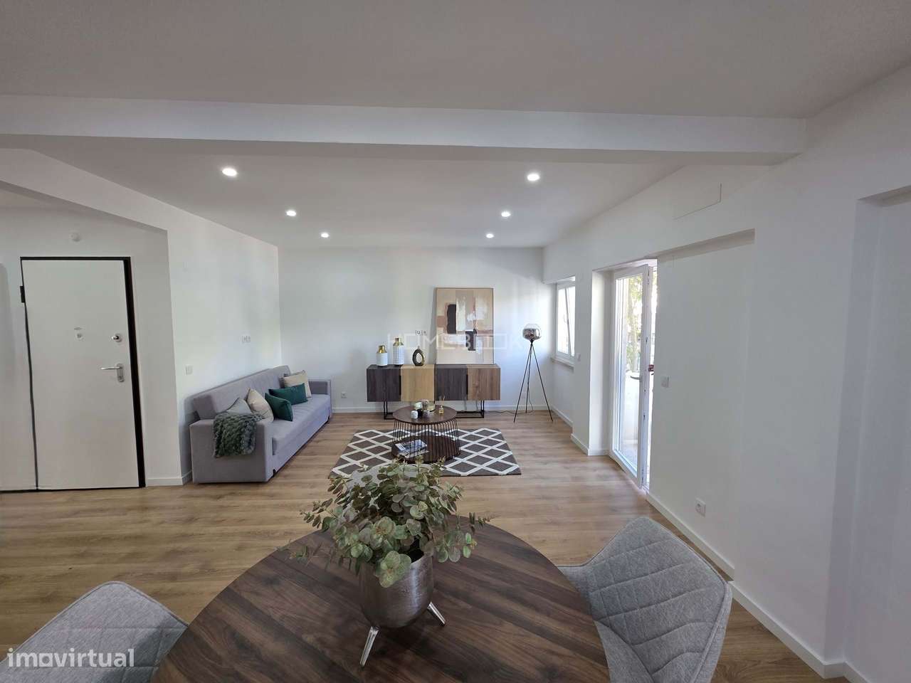 Apartamento T3 em renovação, em Benfica