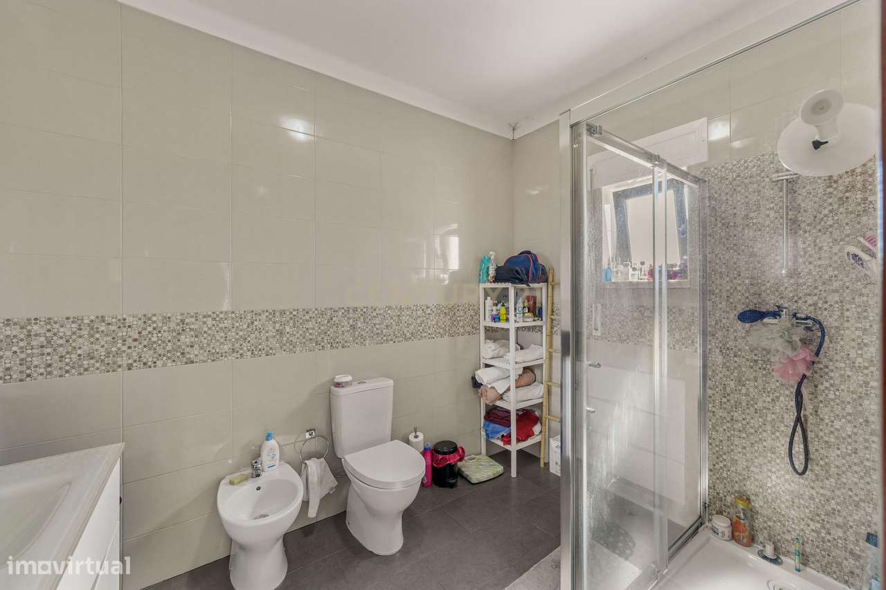 MORADIA T5 COM GARAGEM E PISCINA, 327 M² DE TERRENO PARA USUFRUIR-42