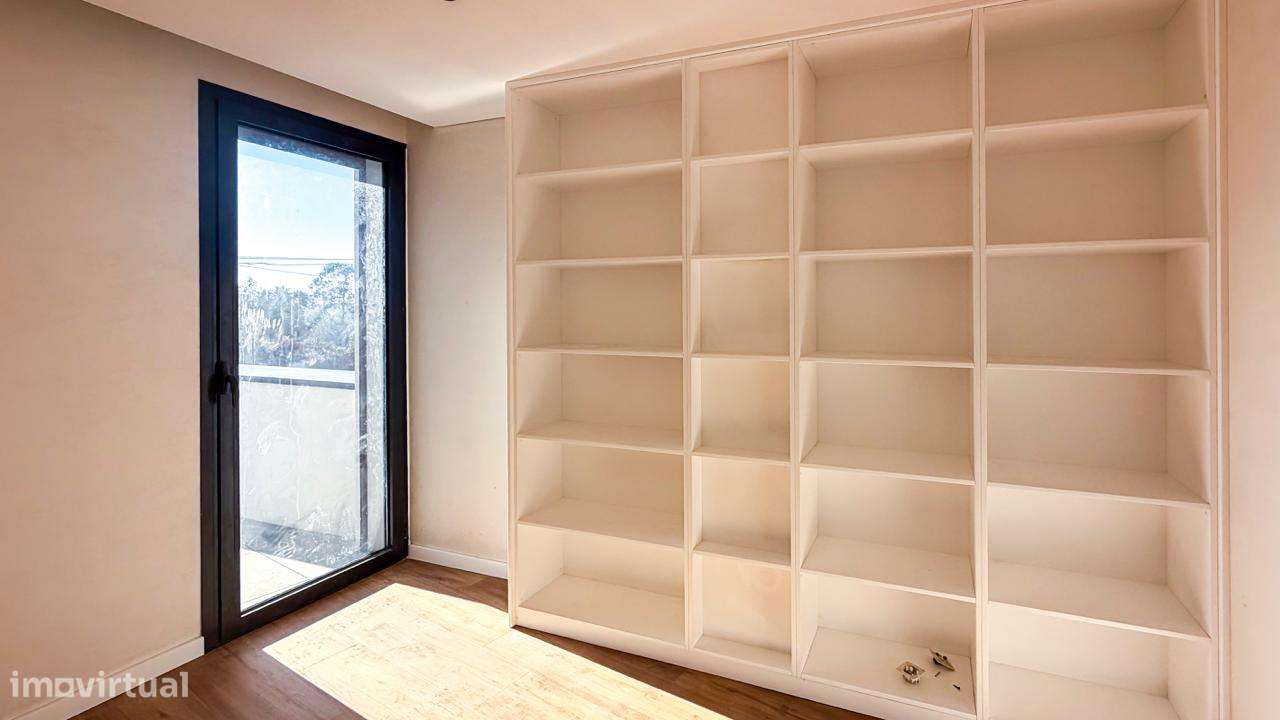 MORADIA NOVA - Com PISCINA  e  JARDIM .-14