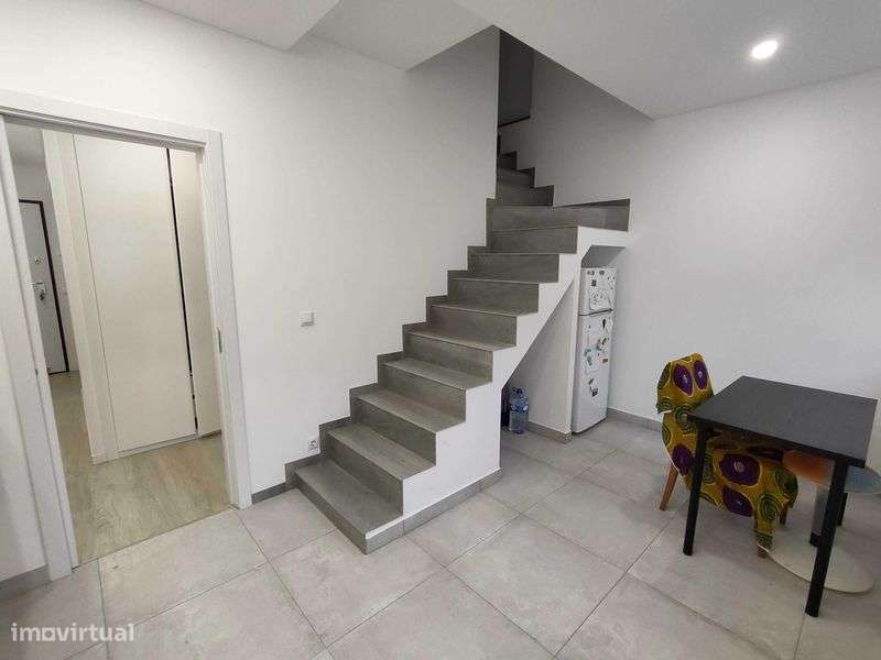 T2 remodelado com aproveitamento de sótão no centro de Almada - Grande imagem: 5/12