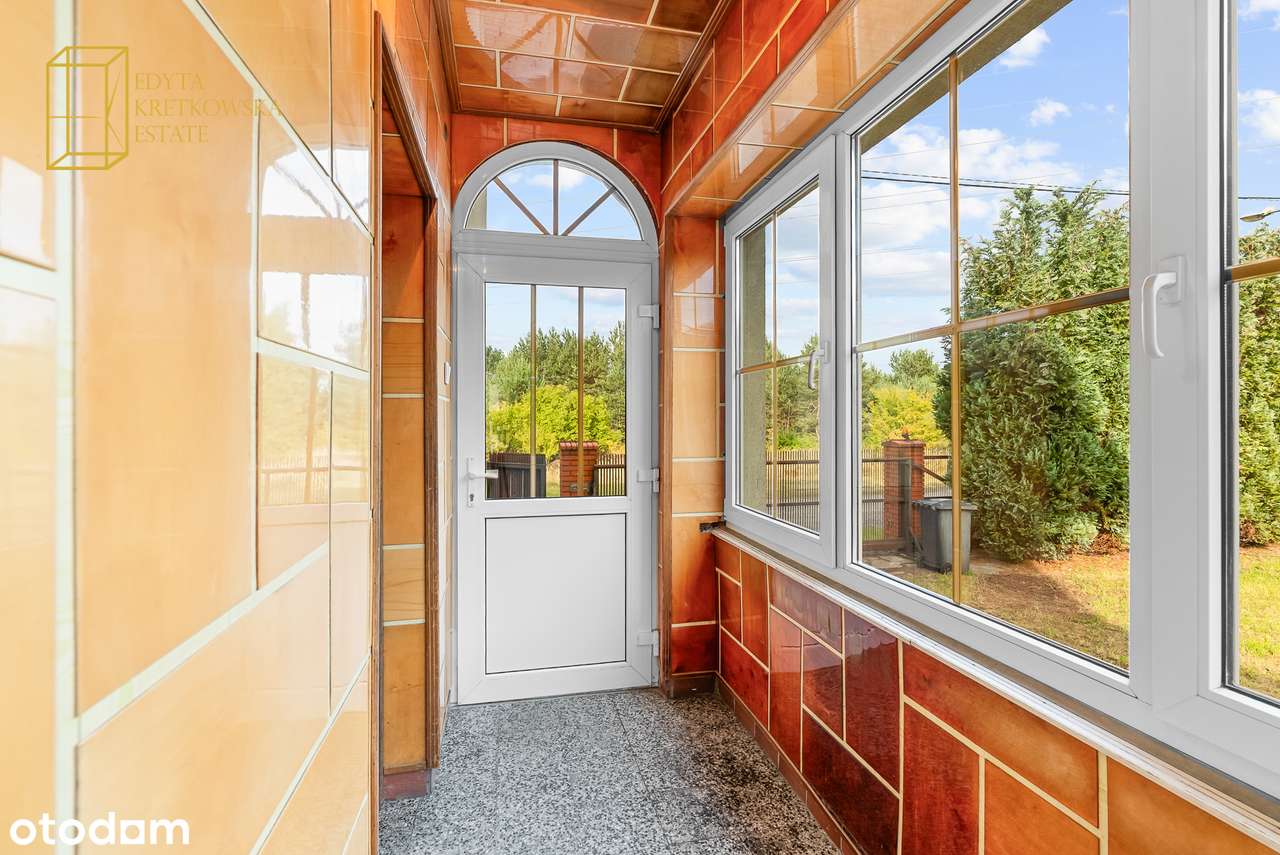 Dom w otoczeniu terenów zielonych-8