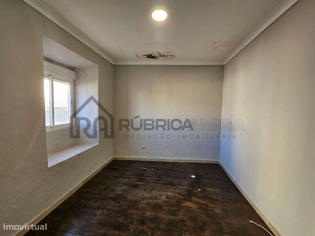 Moradia no centro histórico de Loulé com 2 pisos , armazém e casa-8