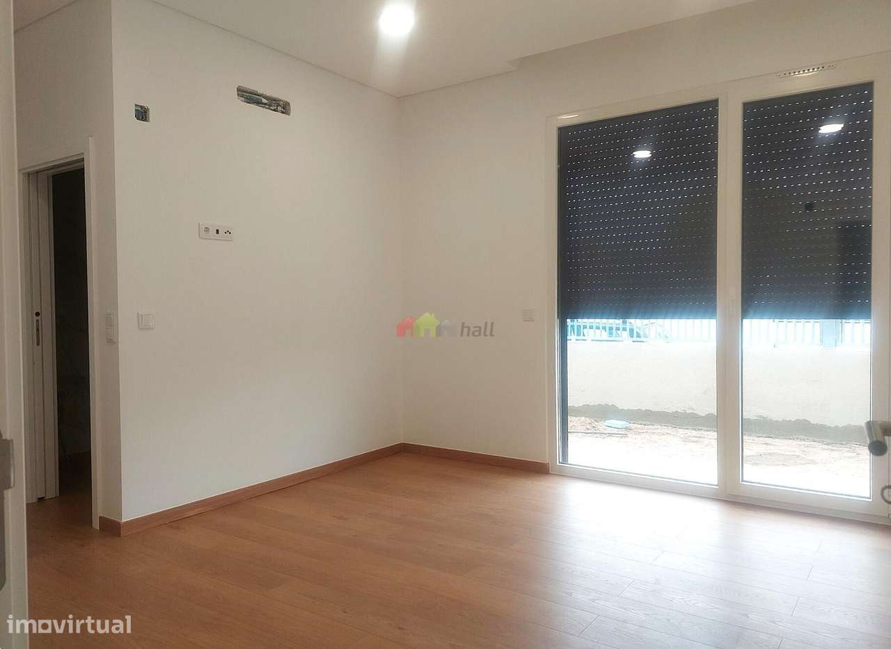 Moradia T4 Nova de arquitectura moderna em Azeitão-9