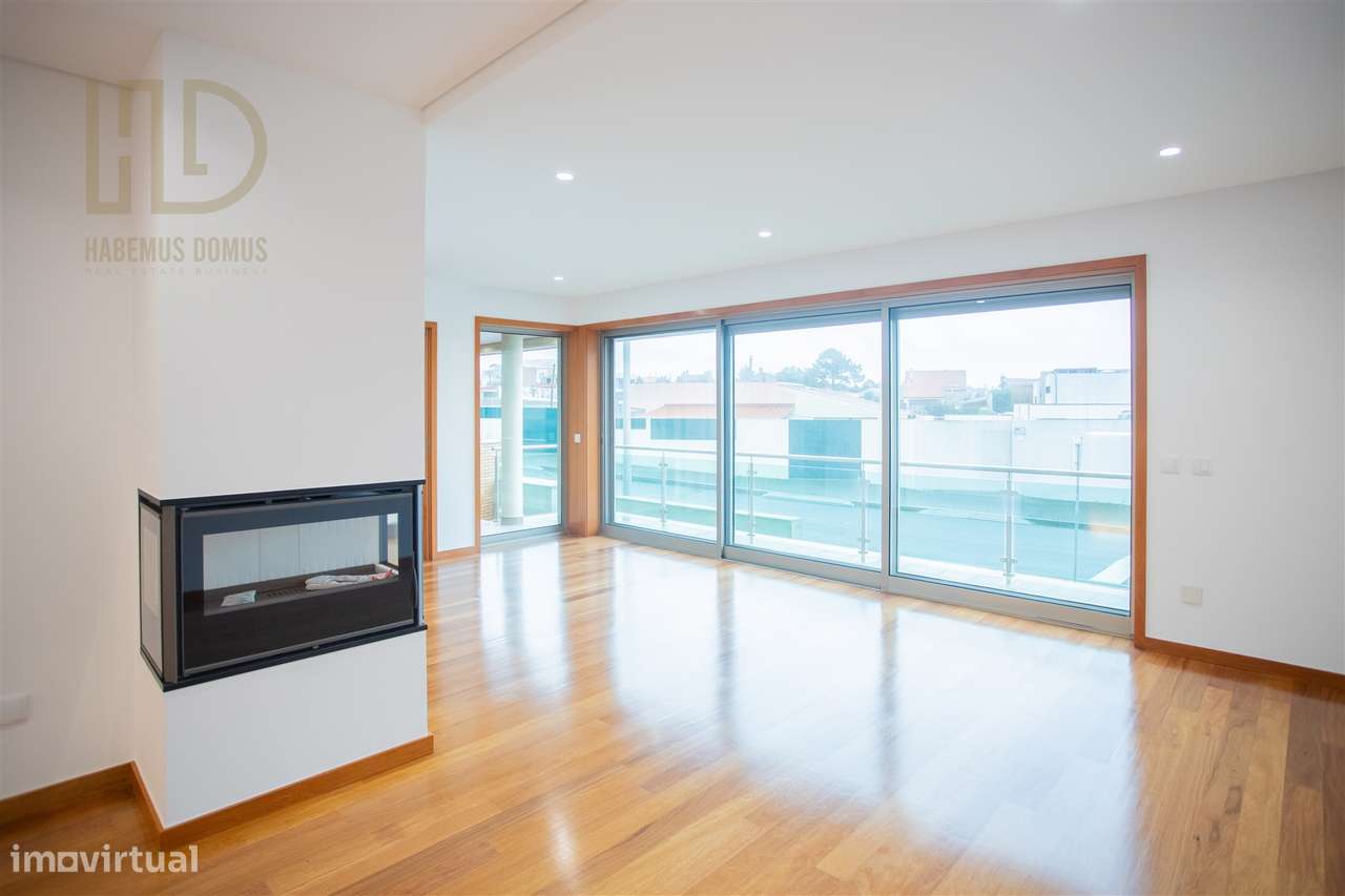 Moradia T3+1 de Luxo com 405m2 a 200 Metros da Praia em Canidelo.-6