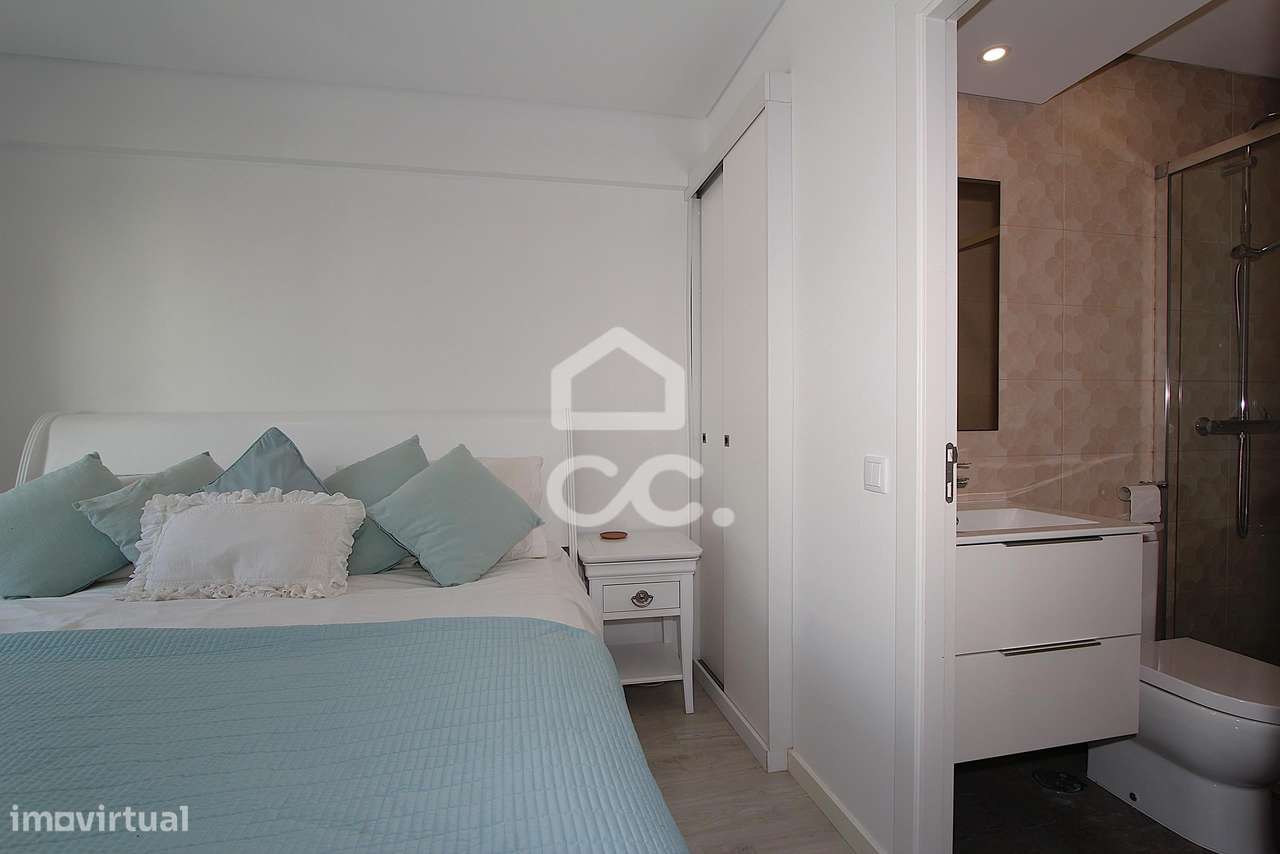 Apartamento T3 Renovado com Vista Mar e Terraço em Armação de Pêra-30