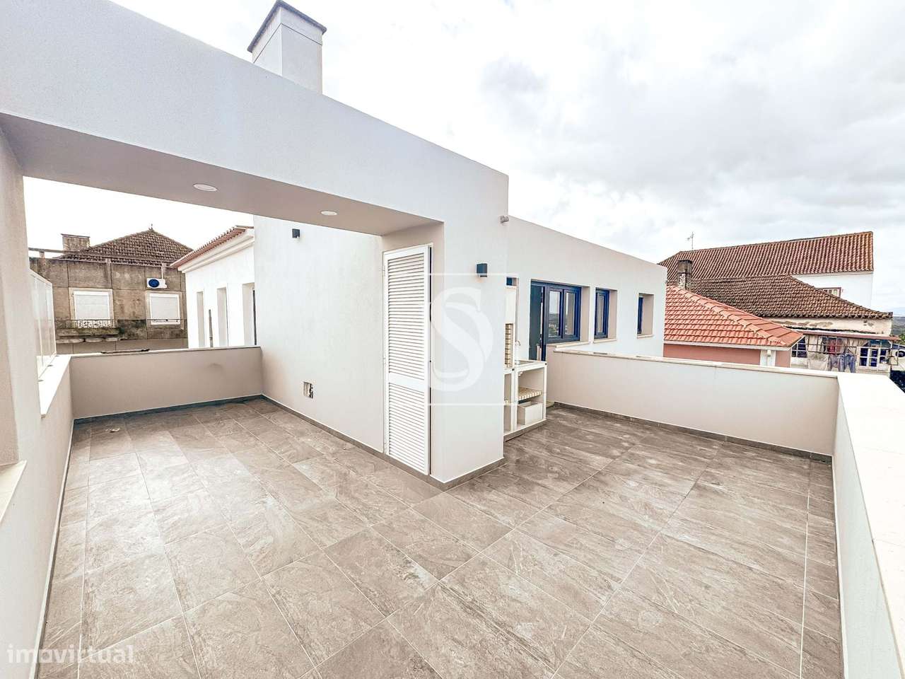 Andar de Moradia T3 situado no 1º Andar - Renovado - com Terraço e Chu - Grande imagem: 2/19