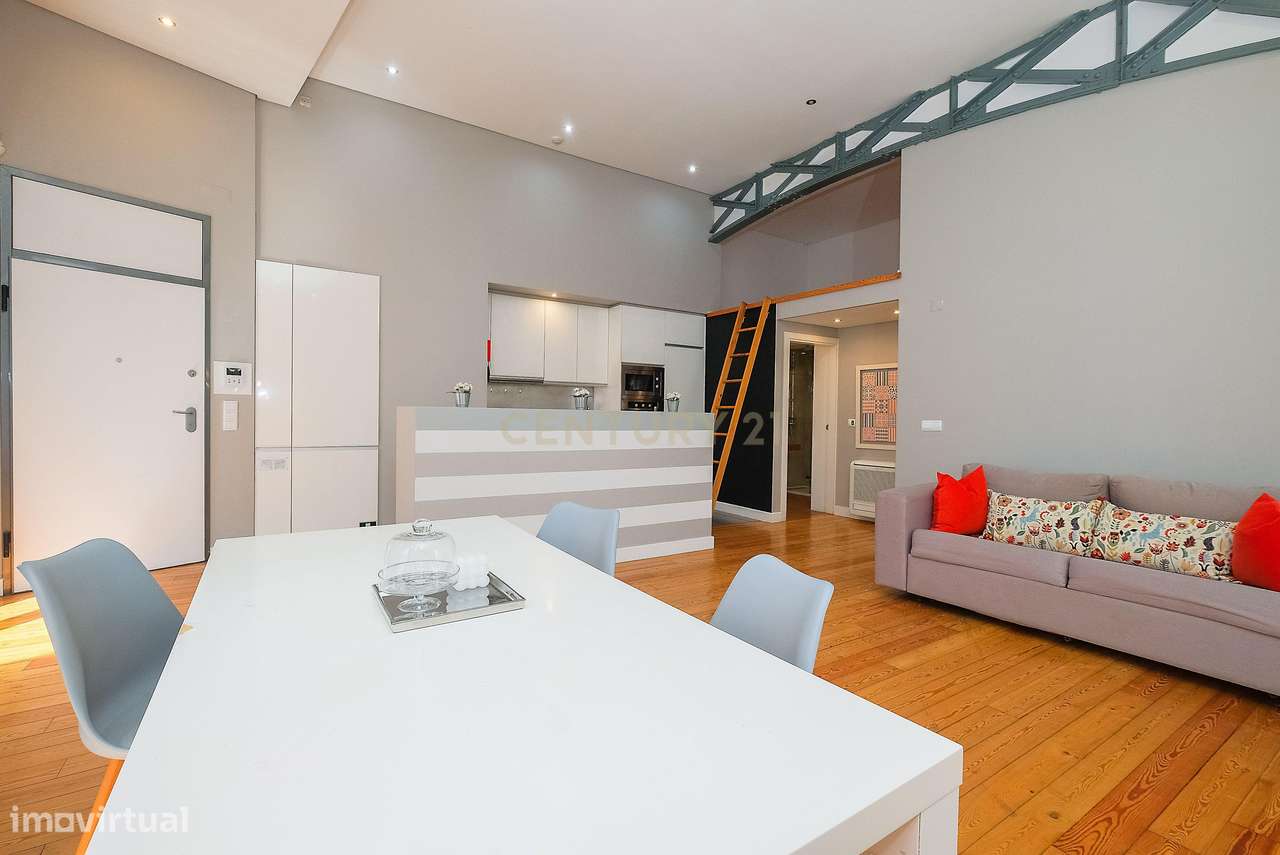 T1 único com pé direito alto + mezzanine | 81,56m² | Bairro Alto | Pot-10