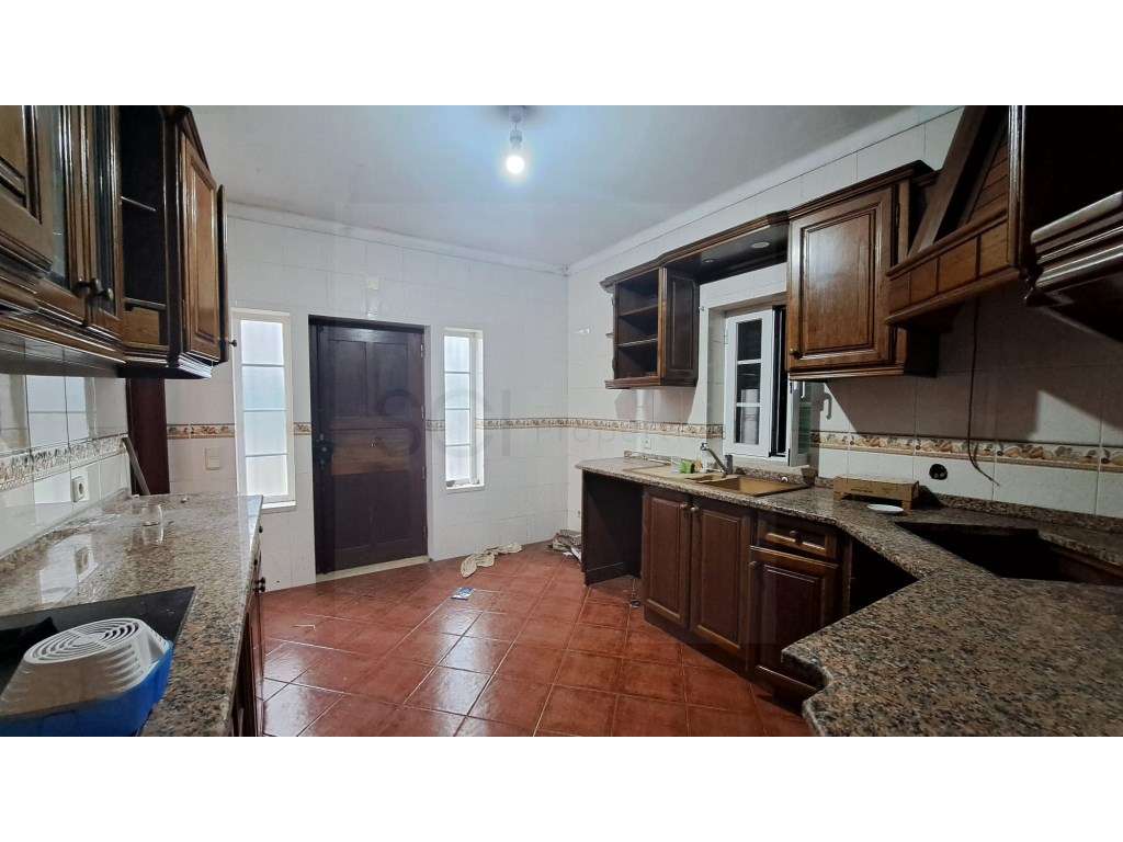 Moradia T3 +1 independente com garagem e piscina em Sesimbra-12