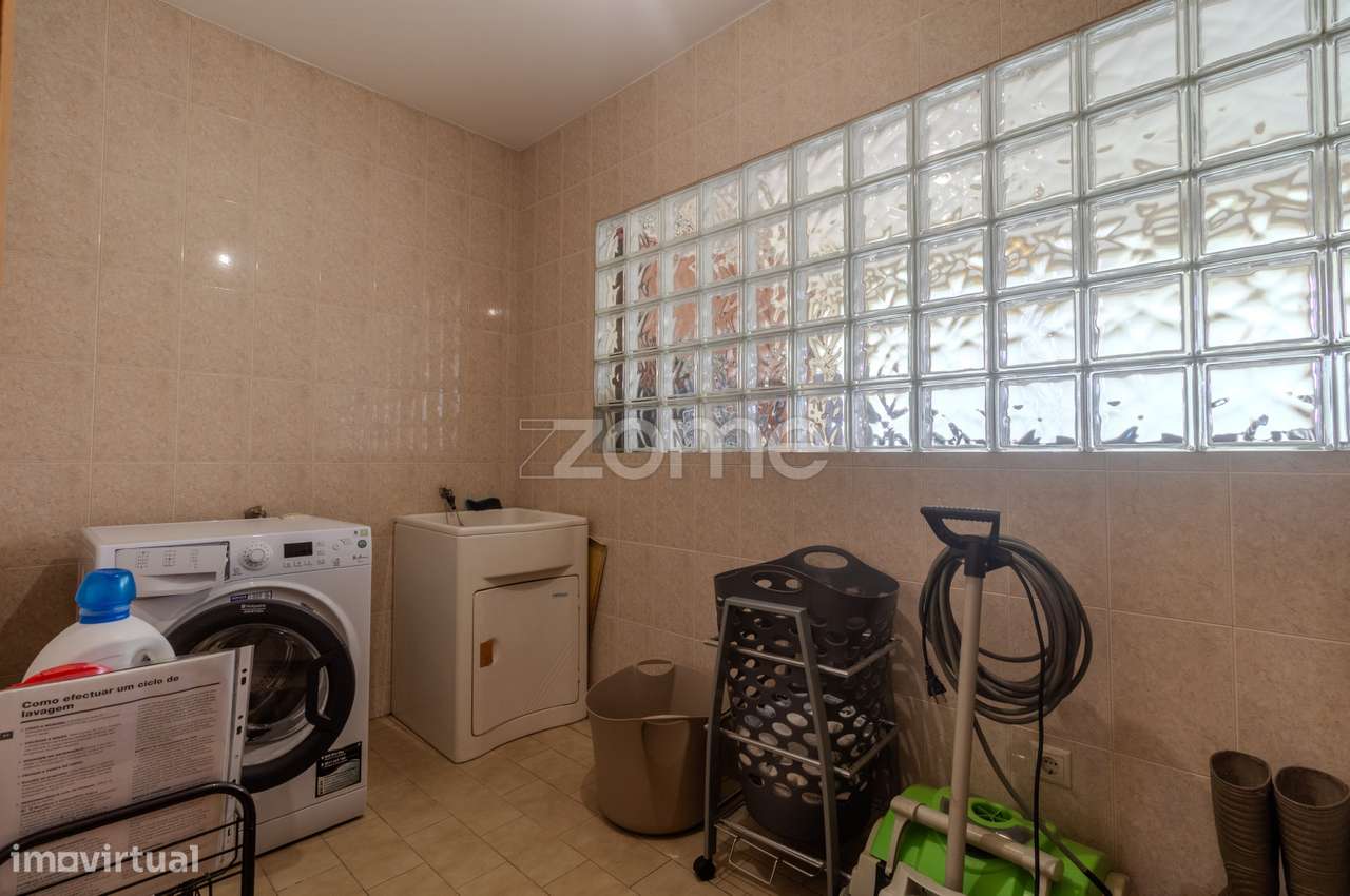 Moradia T3 | 3 Suítes e Piscina com Vista Rio-56