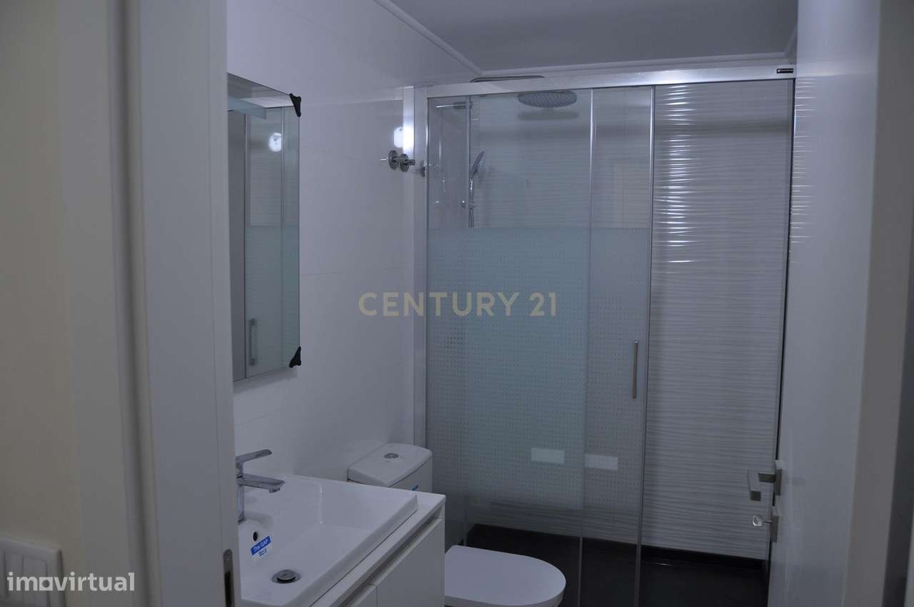 Moradia T4+1 Contemporânea com Piscina-35