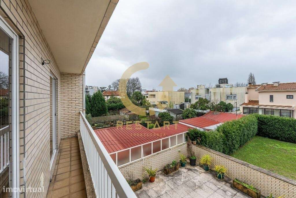 Apartamento T3 com excelente exposição solar, box fechada e junto ao m-28