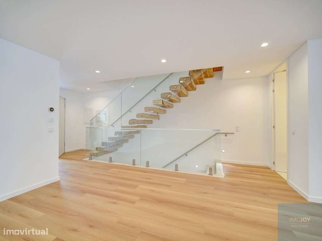 Moradia T4 + 1 com Jardim e Piscina em São Pedro do Estoril - Grande imagem: 4/45