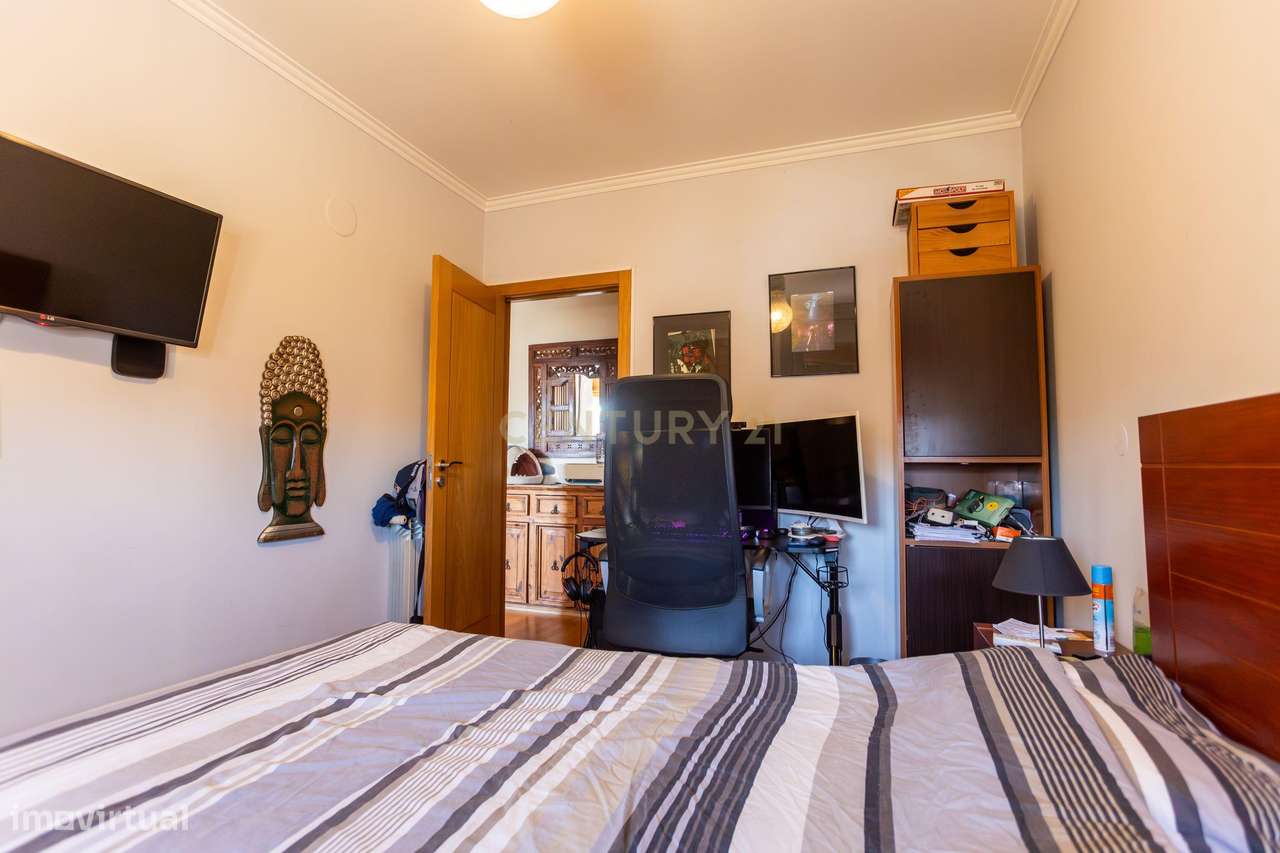 Apartamento T2 na Ribeirada com Garagem e Arrecadação-23