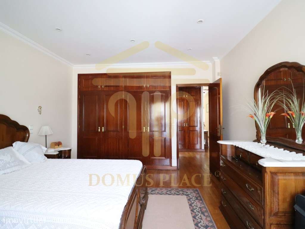 Moradia com Cave, Piscina e Terreno de 1878m² - Lavra
Vendida tota...-27