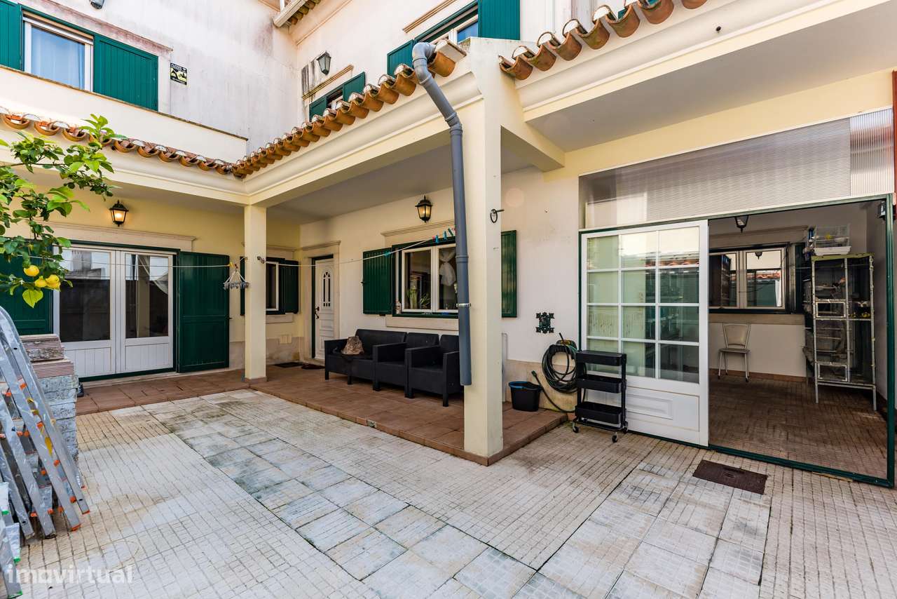 Moradia T4 | áreas generosas | espaço exterior | sótão-32