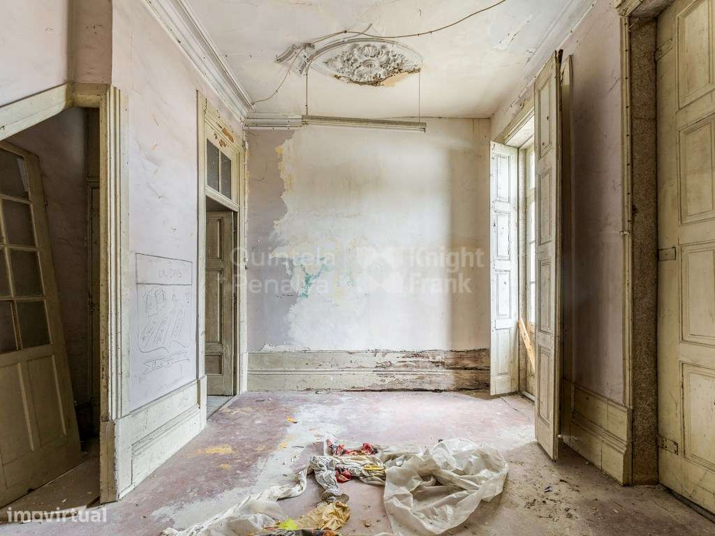 Prédio com traça Senhorial próximo a Santa Catarina no Porto - Grande imagem: 4/23