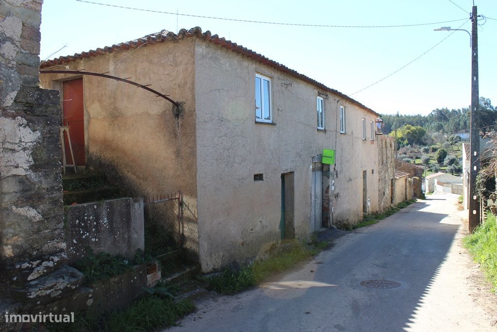 Duas casas em banda, para restaurar, com quintal, Venda do Vale, Tábua