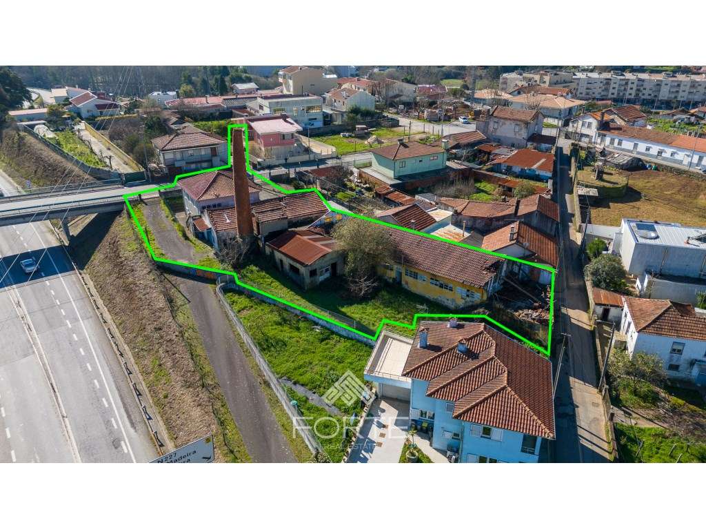 Moradia com pavilhões industriais e terreno-20