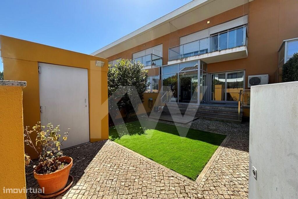 ** Moradia T3 Geminada com Jardim e Garagem junto à estação de Oeiras