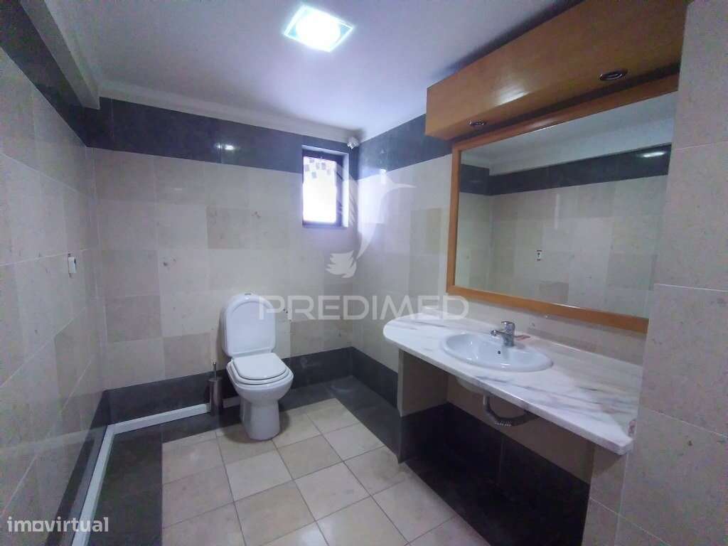 Vende se Loja  com 3 pisos Barreiro-5