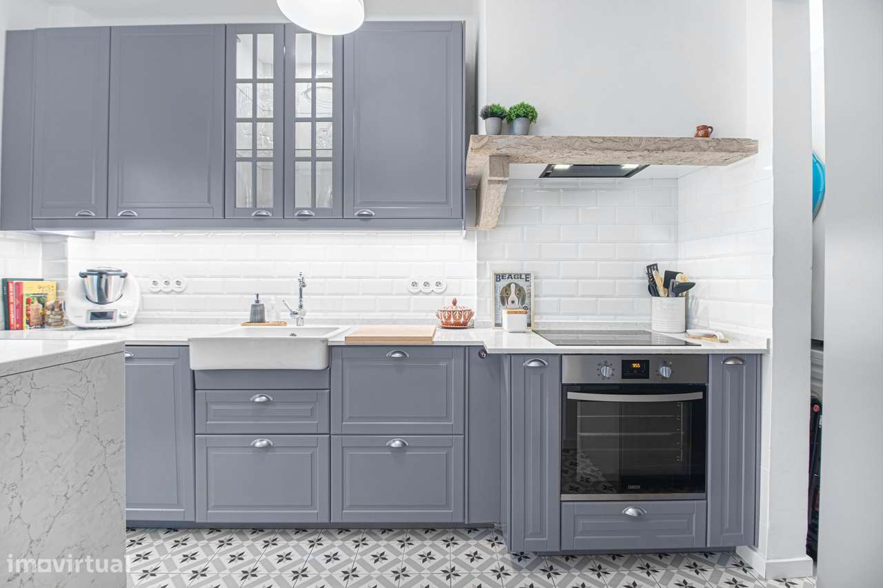 T2 remodelado com espaço exterior em Campolide - Grande imagem: 4/8