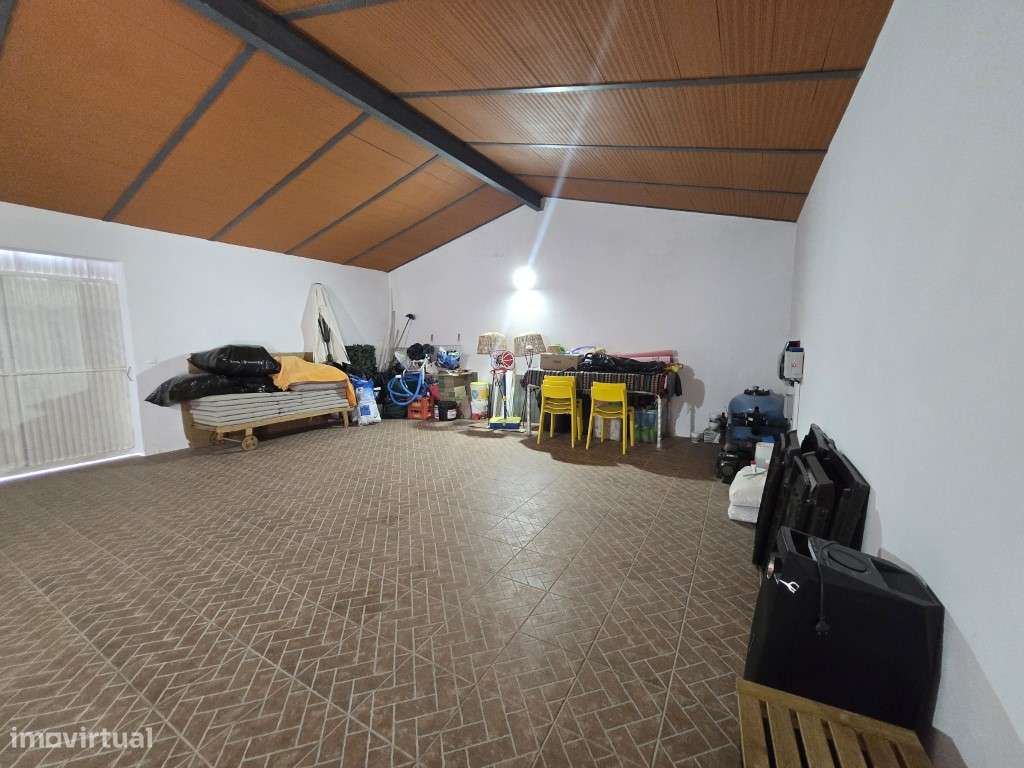 Moradia T5 Moderna com Piscina Aquecida e Garagem para 4 Carros-43