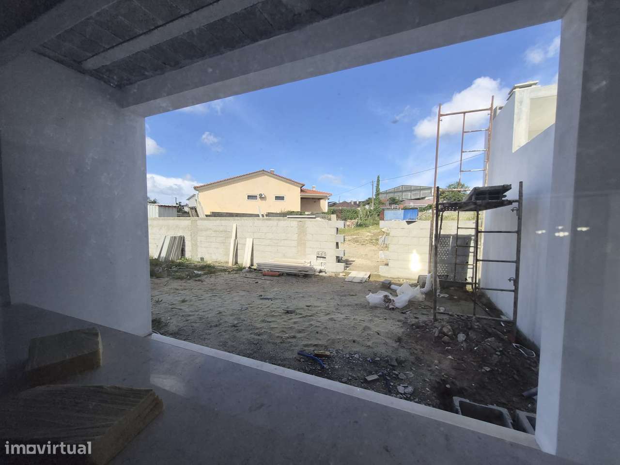 Moradia T3, térrea, geminada com garagem e jardim. Fração "A"-15