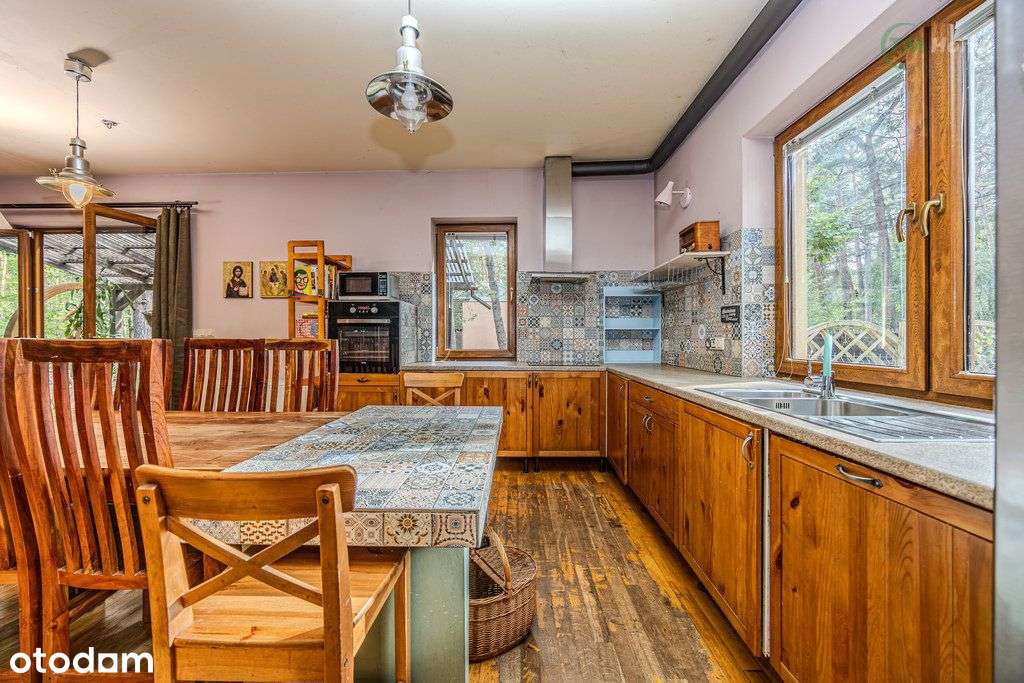 Józefów, dom wolnostojący otoczony sosnami.-9