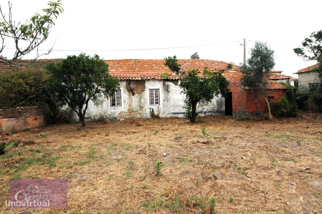 Moradia para reconstruir com terreno em Coimbrão-1