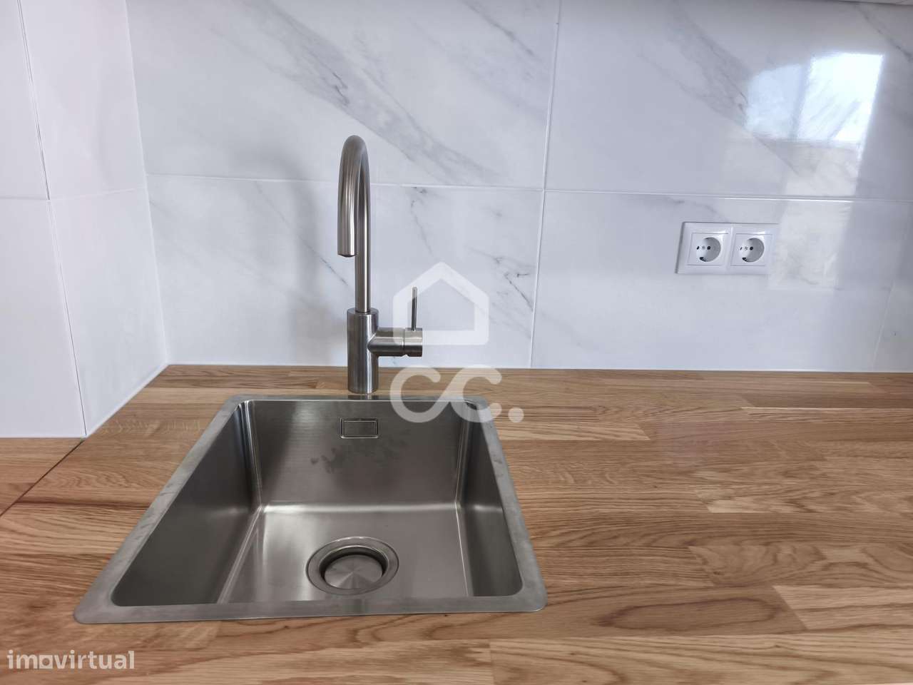 T3 Renovado com 3 Varandas na Amadora-42