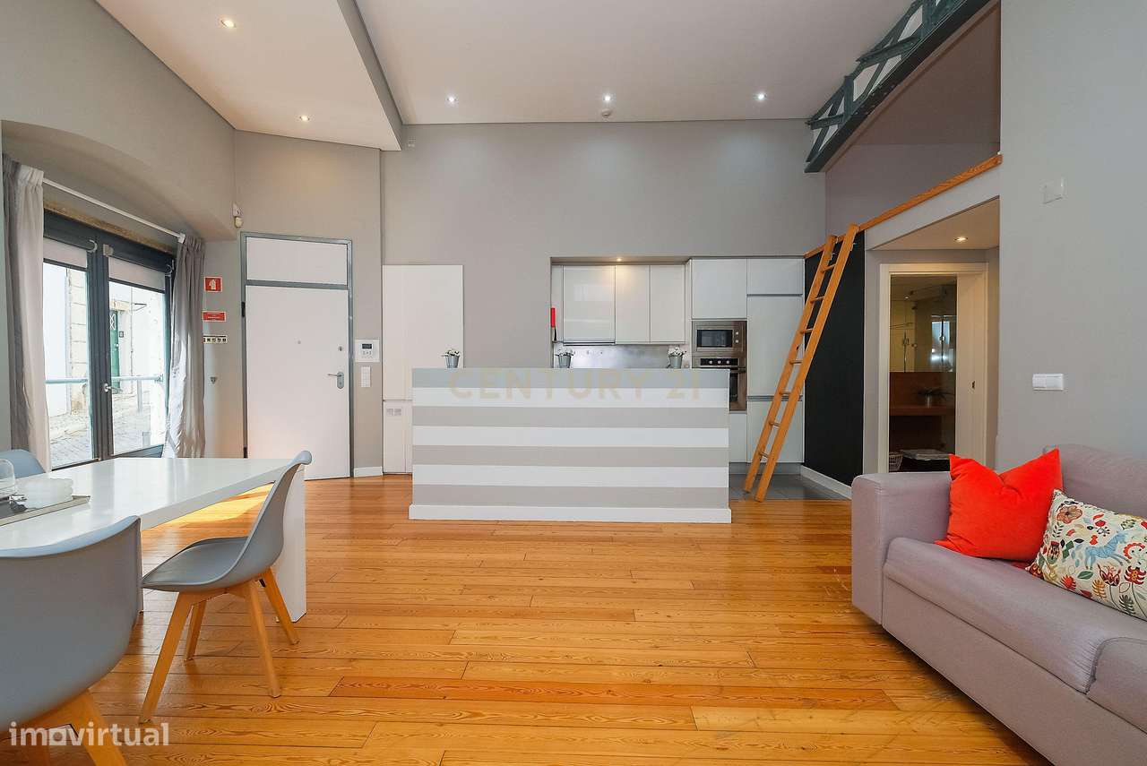 T1 único com pé direito alto + mezzanine | 81,56m² | Bairro Alto | Pot-12