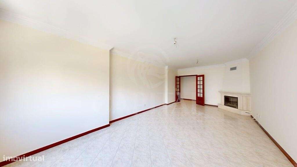 T2 espaçoso com varanda e garagem-8