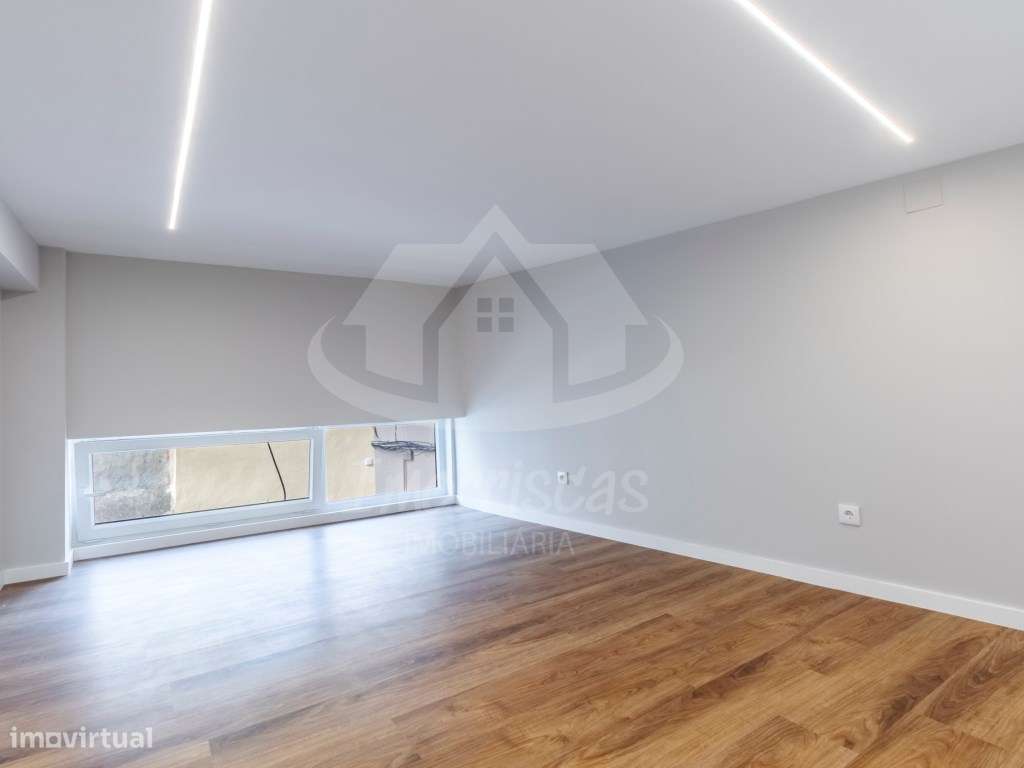 T3 Duplex Remodelado com Entrada Independente no Centro de Sacavém-20