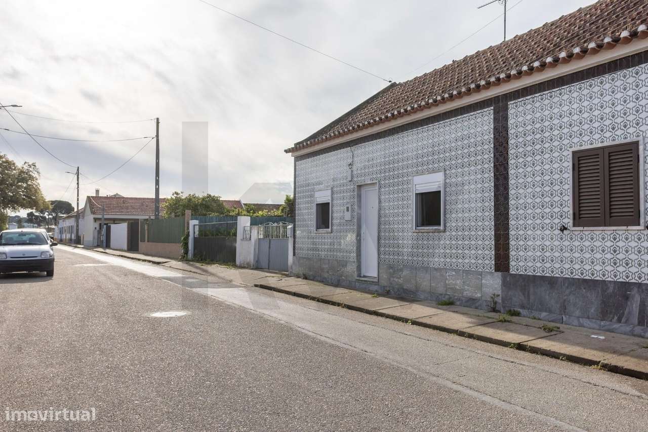 Moradia T2  com Garagem  e anexos inserida num lote de 1500 m2 de ter-54