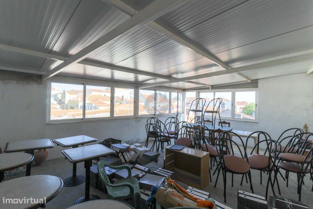 Prédio de 3 Pisos c/ Sótão e Terraço de Topo.-18