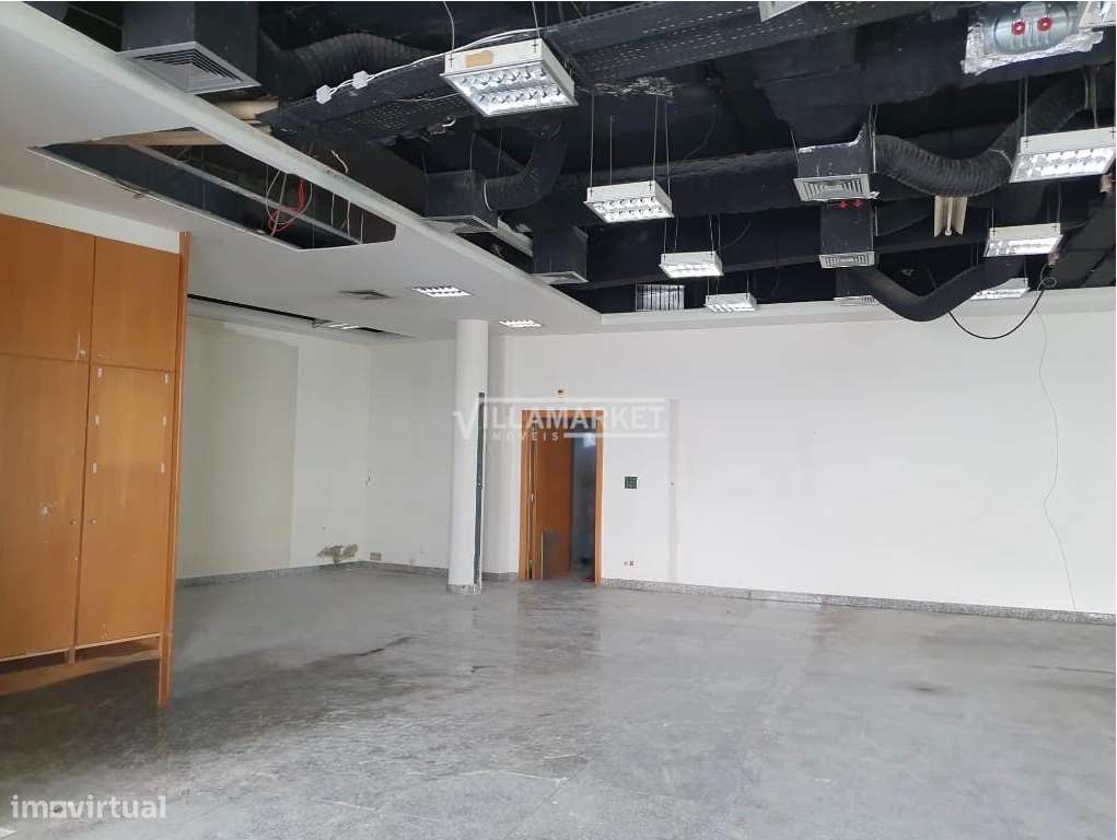 Loja da banca com 221 m2 situada na EN 118 em pleno Centro de Samora C-4