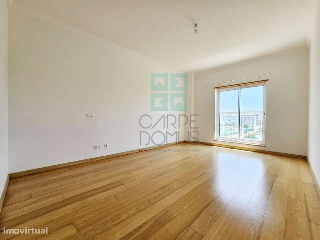 Espaçoso apartamento T3, com parqueamento, junto centro de Loulé, A...-45