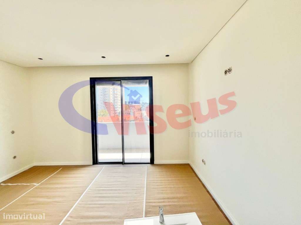 Apartamento T3 Penthouse Coimbrões-11
