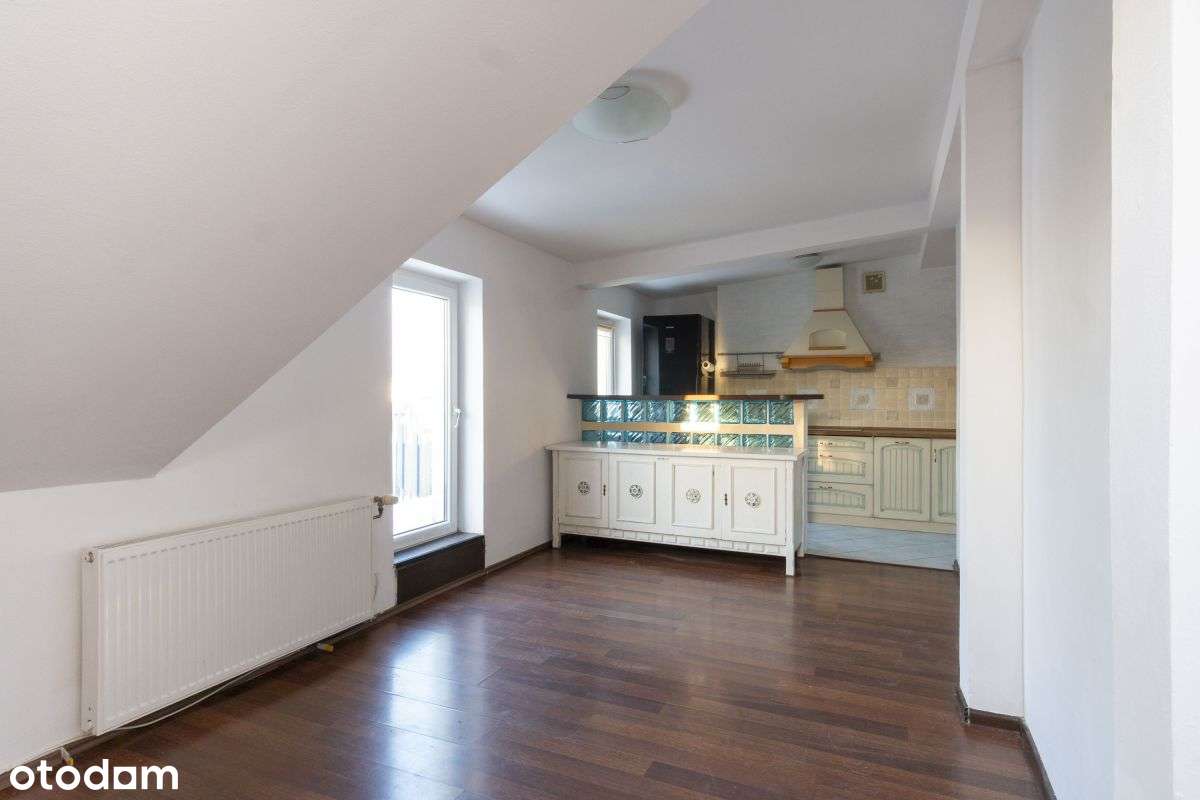 Mieszkanie na poddaszu z balkonem + m. postojowym!-1