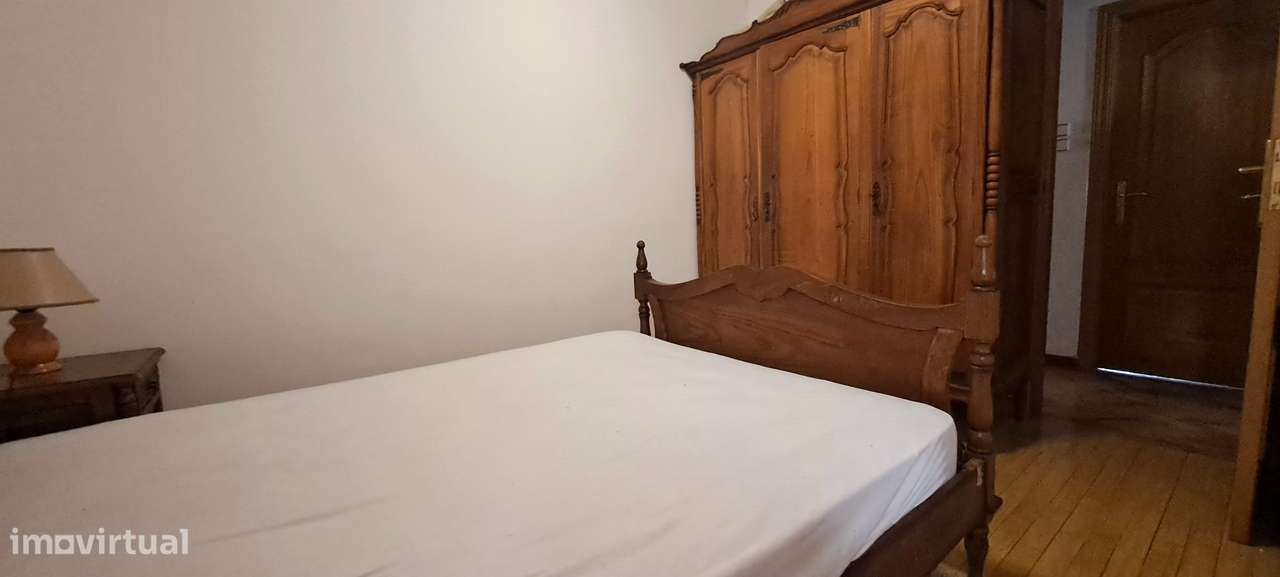 Moradia T5 com garagem e jardim em Miranda do Douro-30