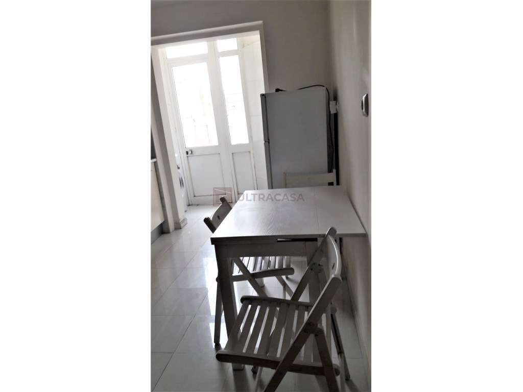 Vende-se excelente T0 mobilado e equipado junto à estação da CP de ... - Grande imagem: 4/18