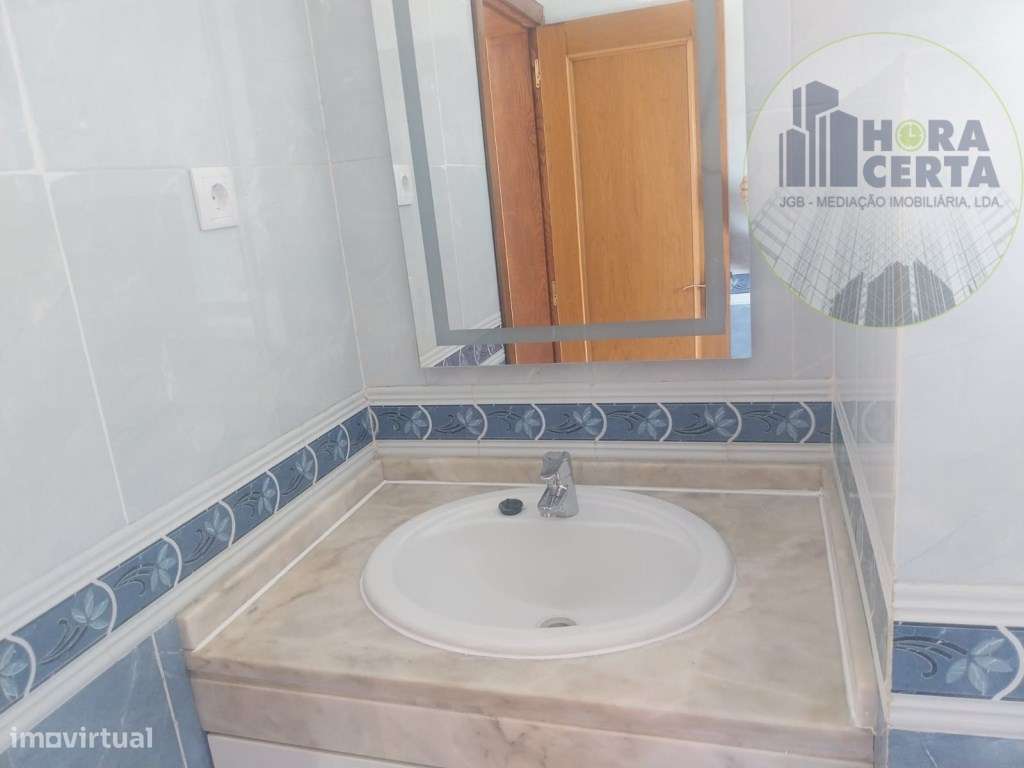 Moradia V4 com piscina em Setúbal!-10