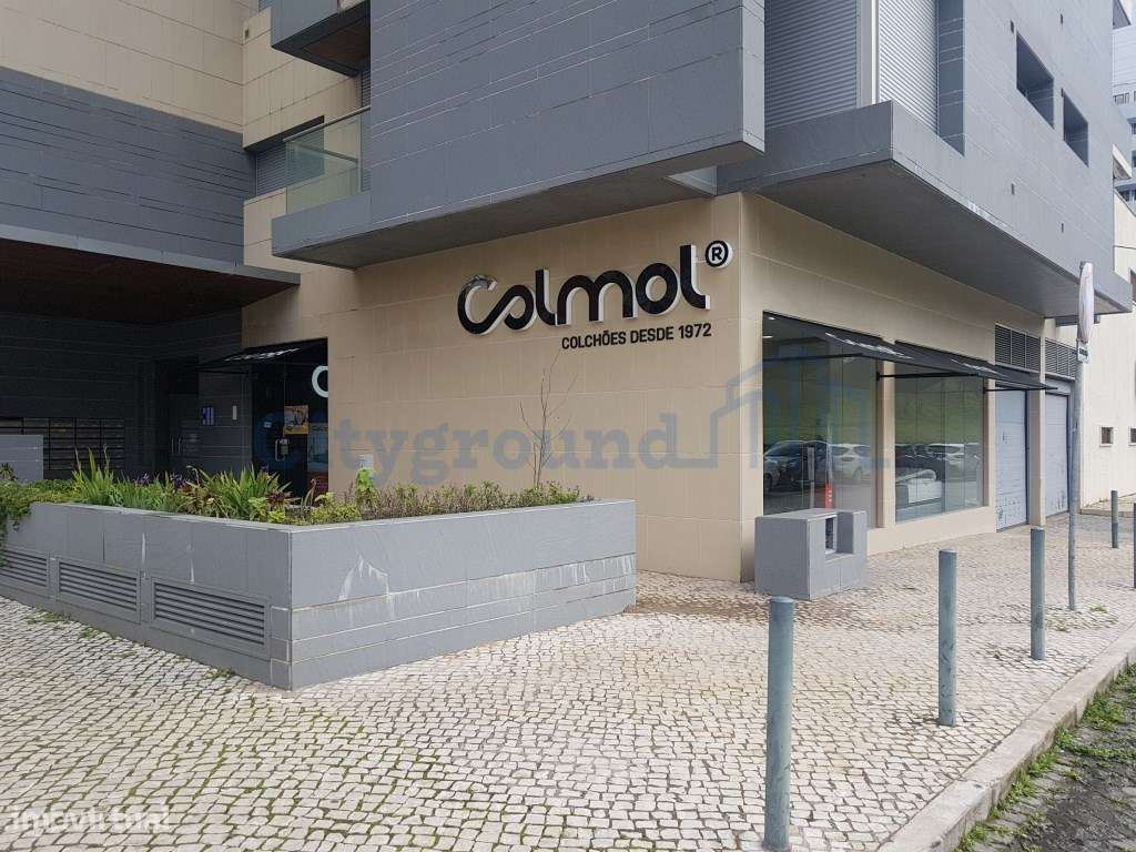 Loja com rendimento junto à Praça de Espanha com 2 lugares de estac... - Grande imagem: 1/6