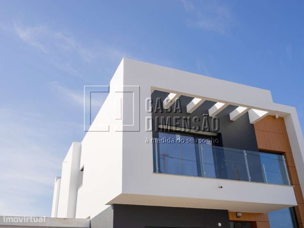 Moradia isolada de tipologia T4 localizada na zona da Charneca da C...-54