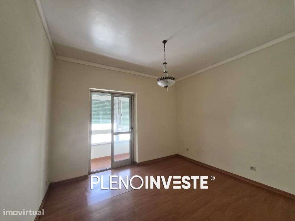 Apartamento T2 com Varandas na Torre da Marinha-3