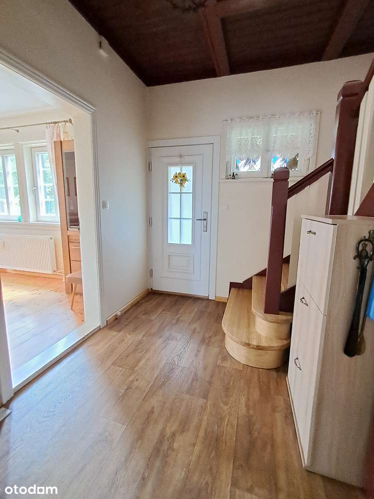 Piękny dom w otoczeniu zieleni na dużej działce.-6