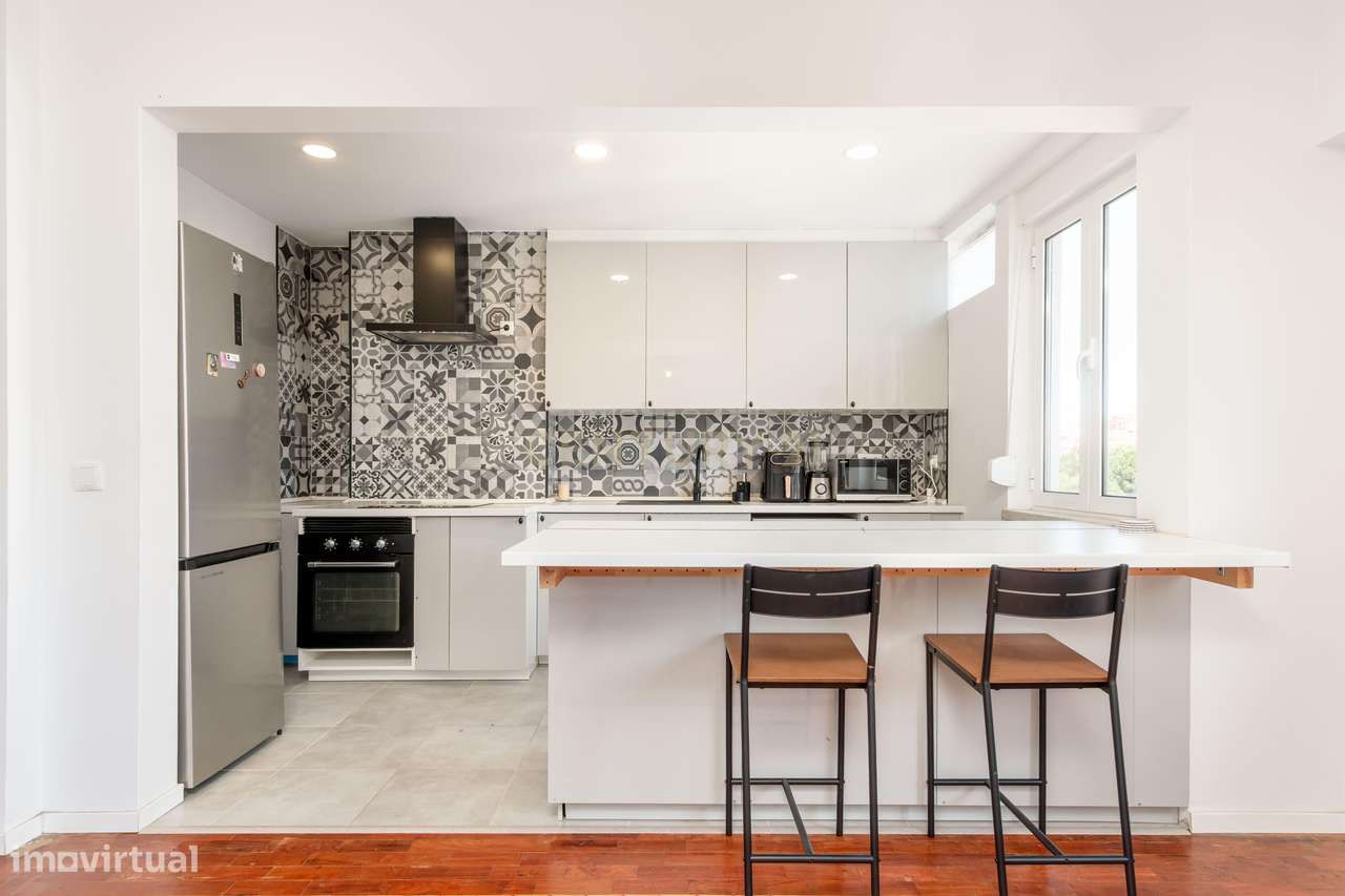 Apartamento T2 com 2 WC's e Varanda Ampla – Totalmente Renovado – Bura-17