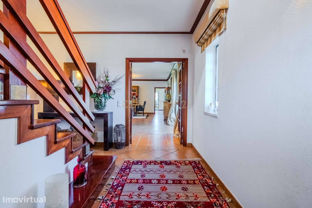 Luxuosa Moradia T6 Isolada com jardim Privado na Venda do Pinheiro - Grande imagem: 5/33