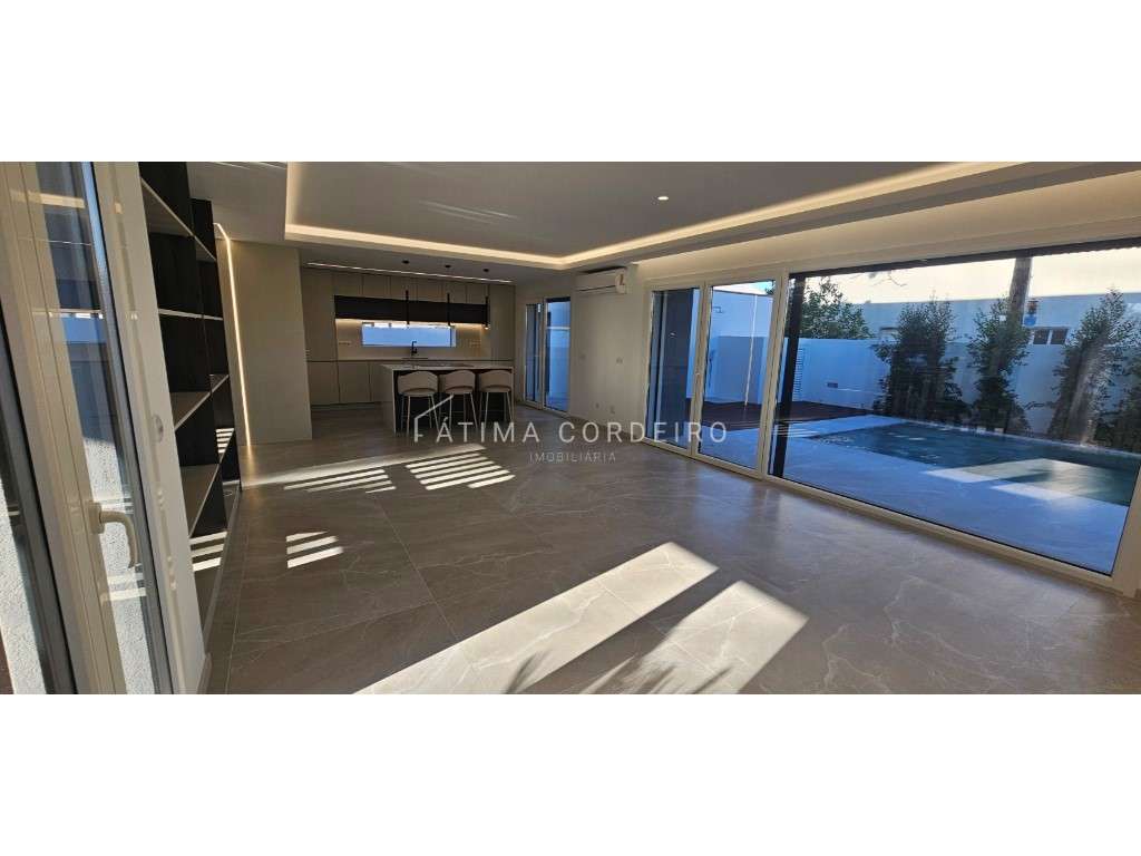 Excelente Moradia T3 Isolada com Piscina e garagem com acabamentos ...-0