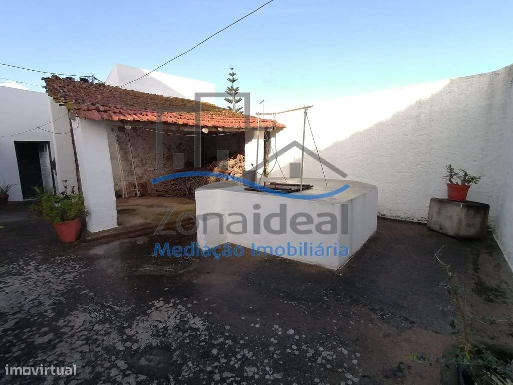 Moradia com dois pisos, nove divisões, anexos, garagem e logradouro...-25